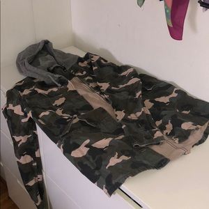 CAMO HOODIED JACKET